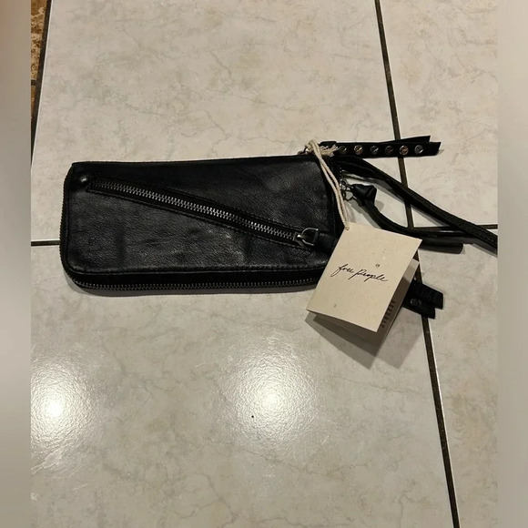 FREE PEOPLE Black Distressed Leather Wristlet Wallet. Brand new with tags - Picture 8 of 11